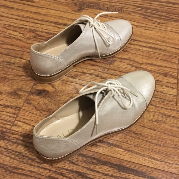 🔥 Glistening Pearl Aldo Shoes 🔥 - Picture 2 of 4